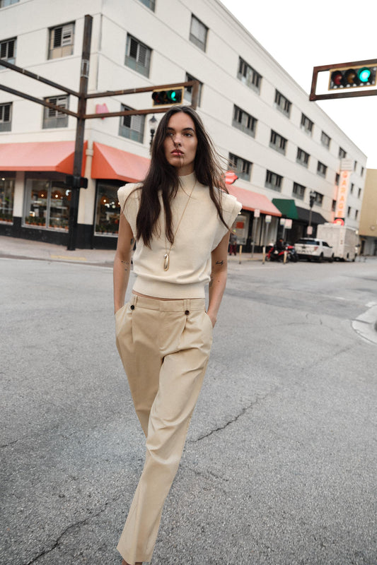 #FFF5E3, Écru moyen